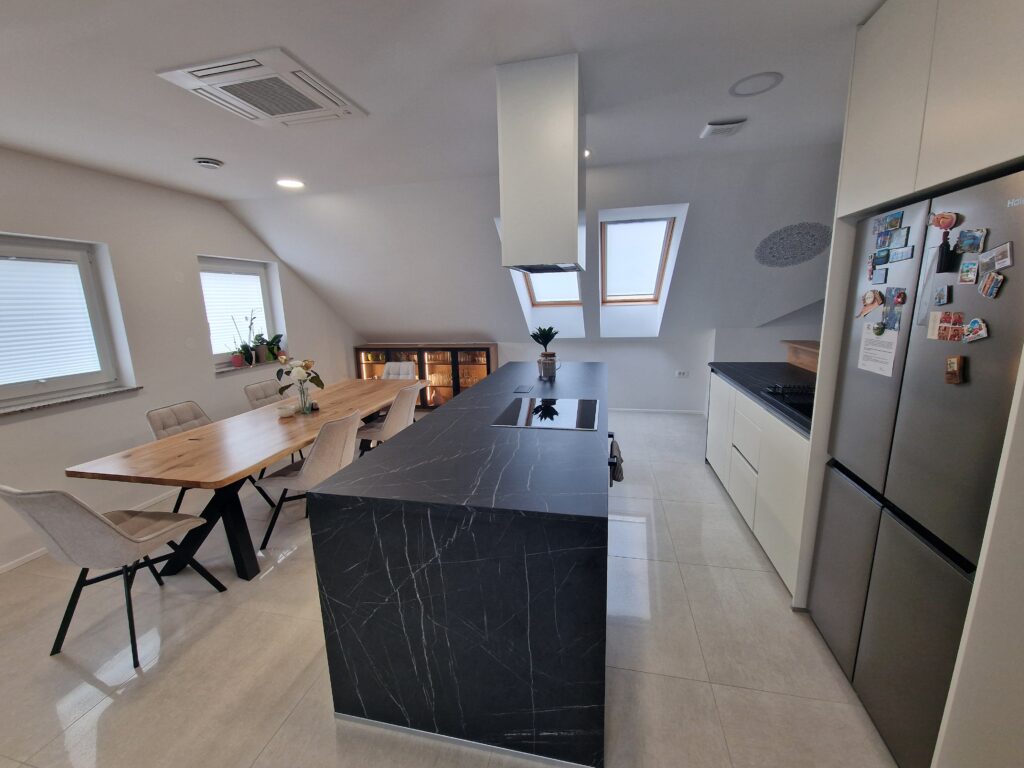 moderna kuhinja, polarweiß, quarz, burguesa eiche