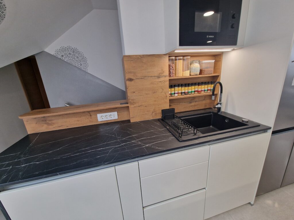 moderna kuhinja, polarweiß, quarz, burguesa eiche